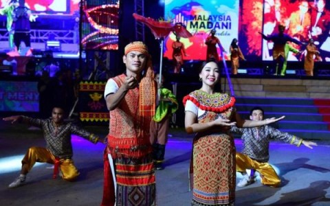 “‘Senyuman Sabahan’与‘Bujang Sarawak’精彩演出吸引人潮，点燃亚打京那巴鲁的马来西亚日庆典”
